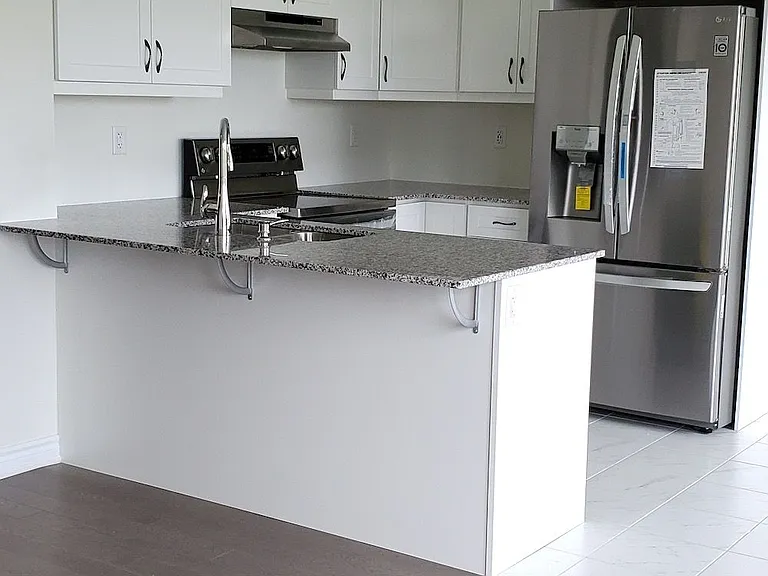 557 Queen Mary Dr — Photo 4