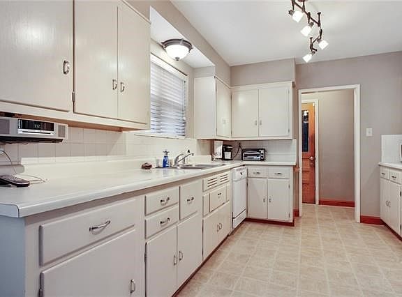 4th image of 7001 W 67th St