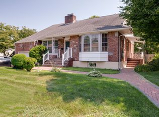 520 Livingston St, Westbury, NY 11590