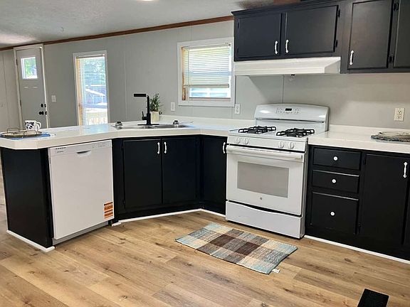 4th image of 44 Deerwood Park
