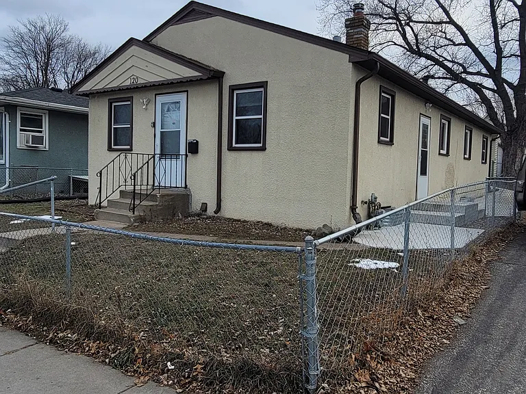 120 Maryland Ave W — Photo 1