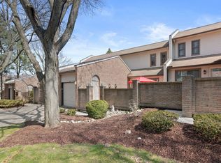 374 Willow Grove Ln, Rochester, MI 48307