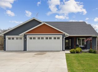 21418 Huntington Hills Dr, Anamosa, IA 52205