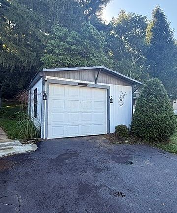 3rd image of 6 Willow Cir