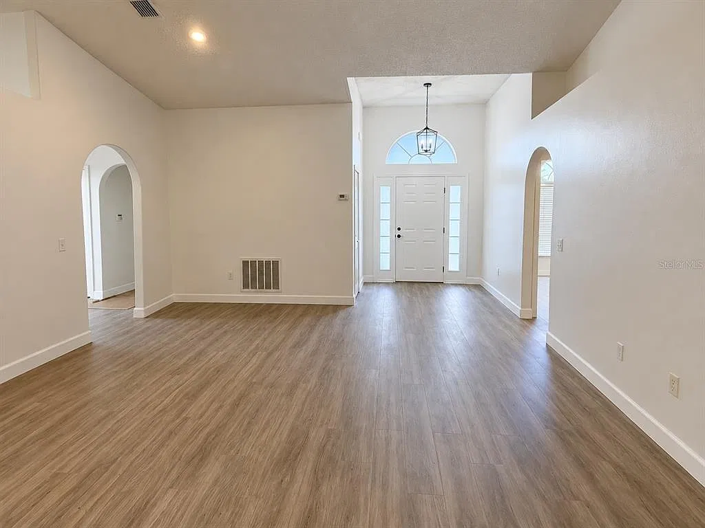 3 bed, 2.0 bath, 1652 sqft, $2,395 — Photo 3