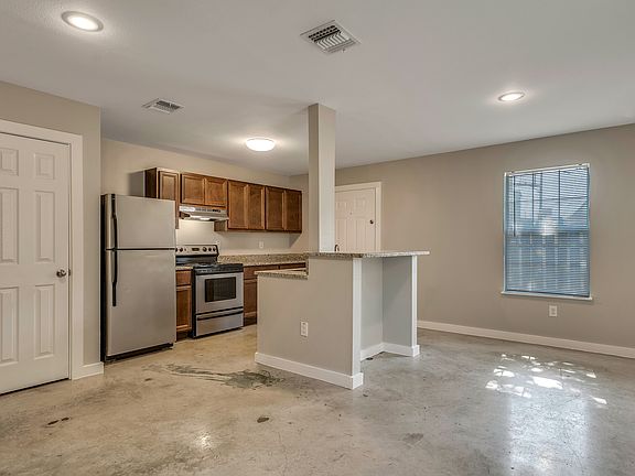 3rd image of 1119 W Myrtle St