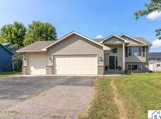 350 Woodridge Dr, Le Center, MN 56057