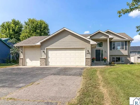 350 Woodridge Dr, Le Center, MN 56057