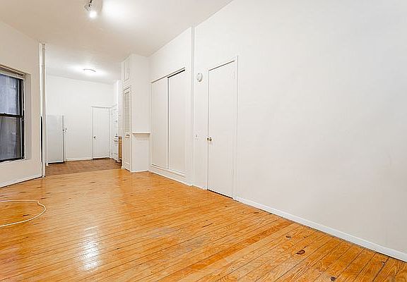 2nd image of 403 E 70th St APT 1re