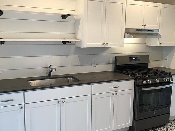 Gorgeous kitchen with undermount sink and 5 burner range
