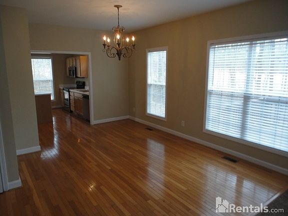 5th image of 221 Stoney Dr