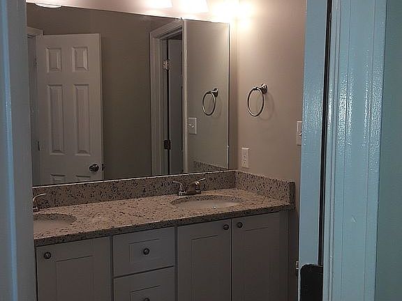 5th image of 441 Linsbury Ct