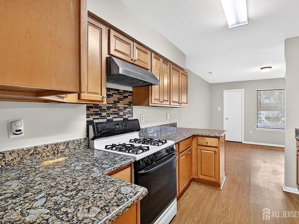 1st image of 70 Hampshire Dr