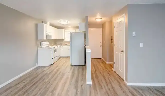 Creekside Apartments — Photo 3