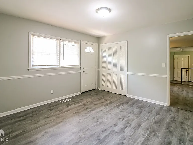 6220 Leslie Dr — Photo 10