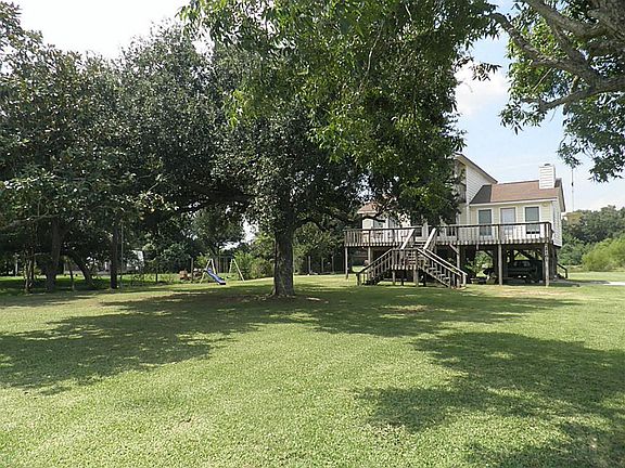Viewing from 7th St - front yard