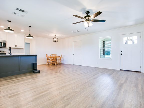 5th image of 909 E 39th St