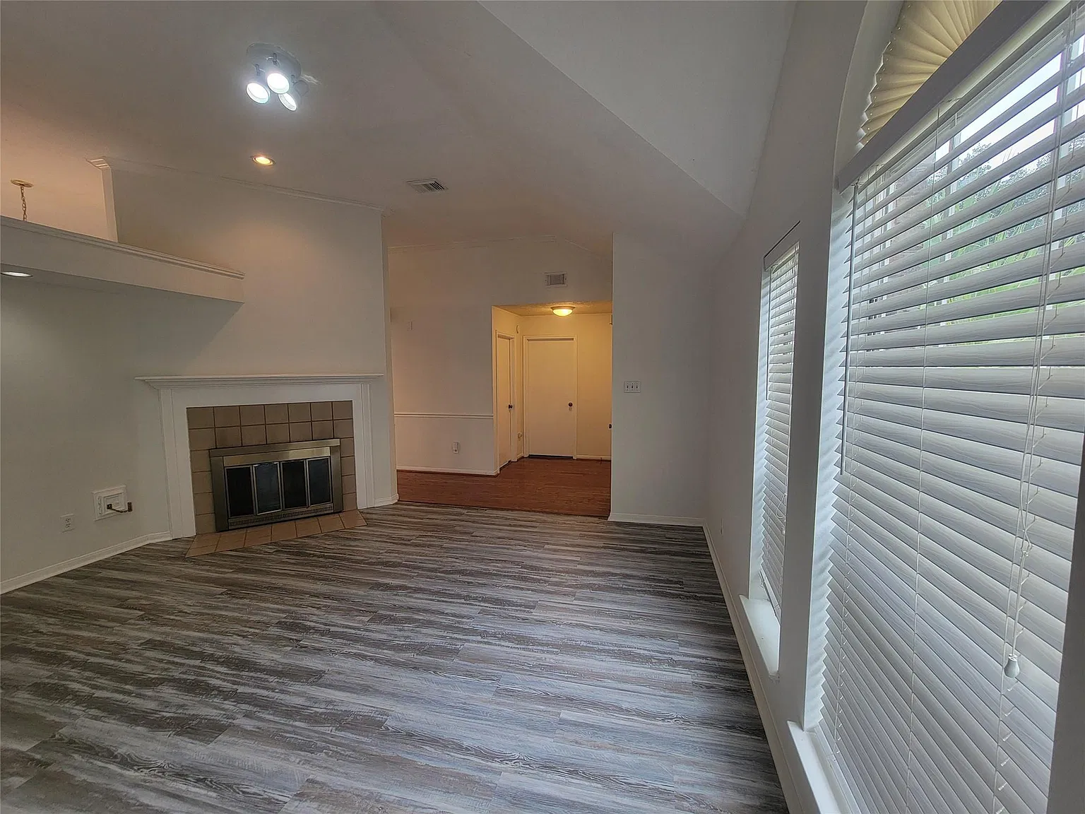 3 bed, 2.0 bath, 1892 sqft, $1,800 — Photo 4