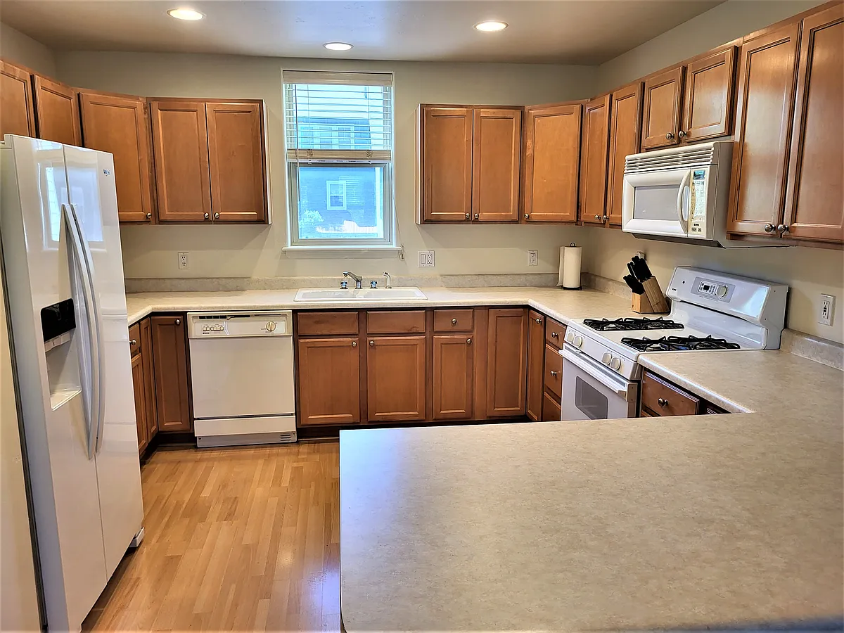 Building Photo - 202 Lakeside Ct #202