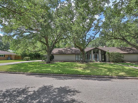 2nd image of 121 E Larkspur Dr