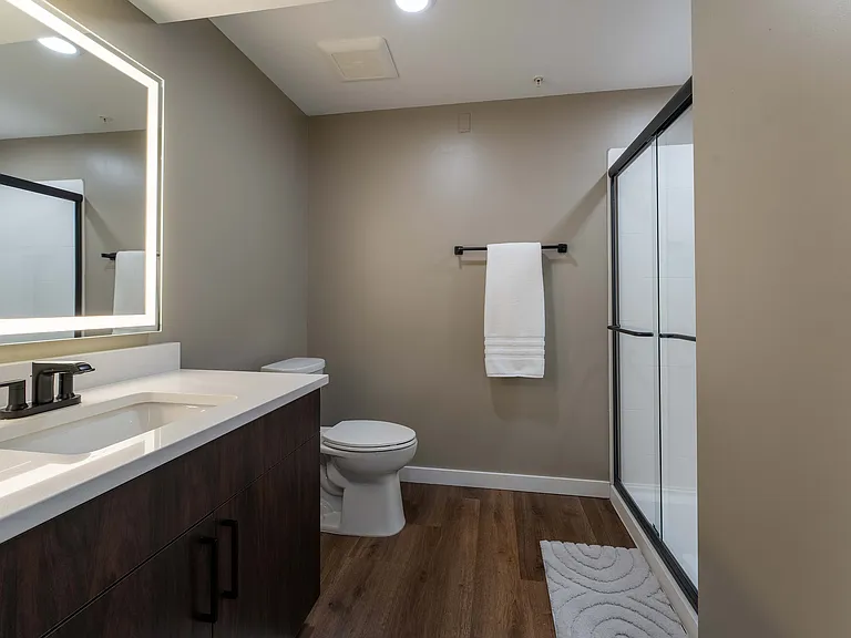 1364 E Battlefield Rd — Photo 94