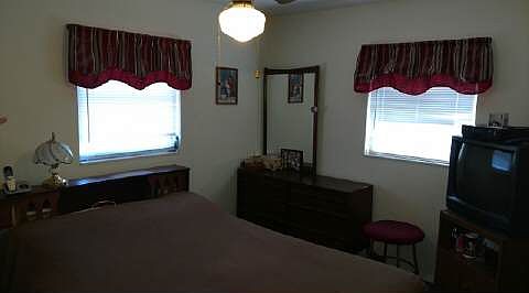 3rd image of 415 SE Waldron Ter