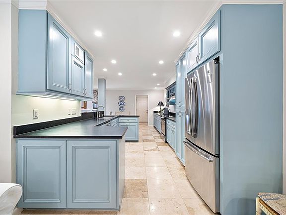 5th image of 8946 Chatsworth Dr