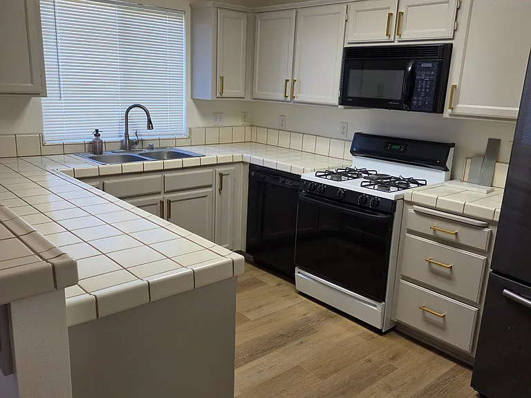 1009 Southampton Dr — Photo 2