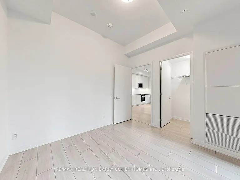 400 King St W #823 — Photo 23