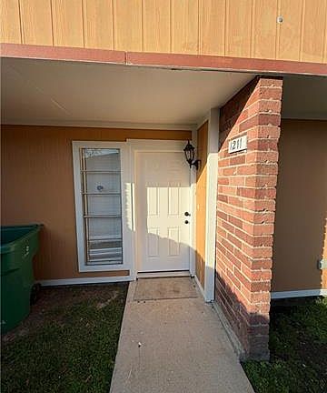 2nd image of 1211 Lochlomand Dr