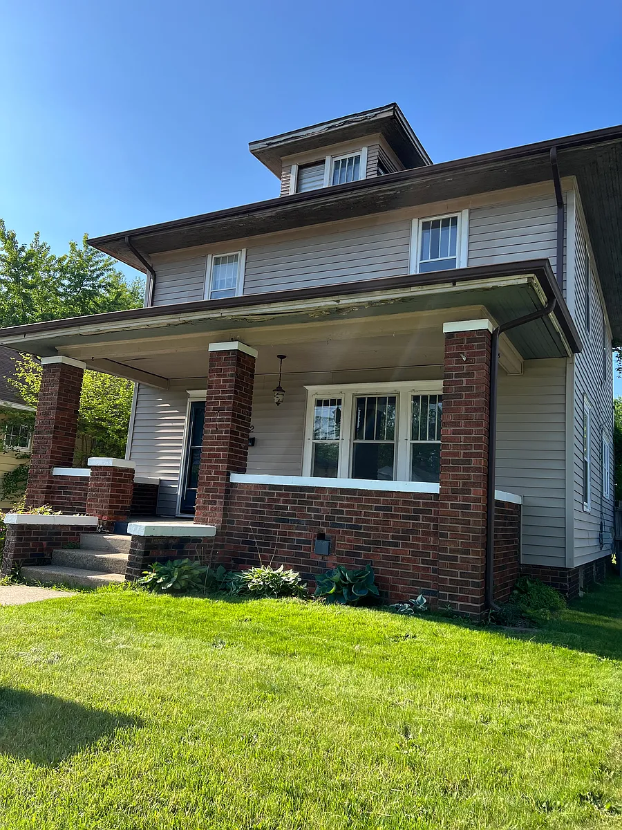 Living in sunshine - 822 E Ewing Ave