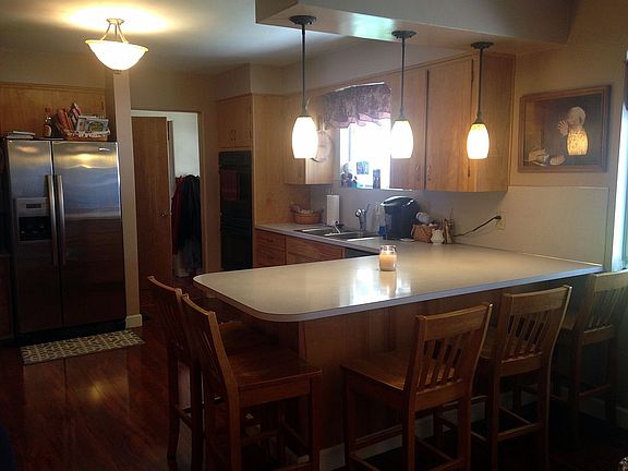 Eat-in Kitchen w/peninsula