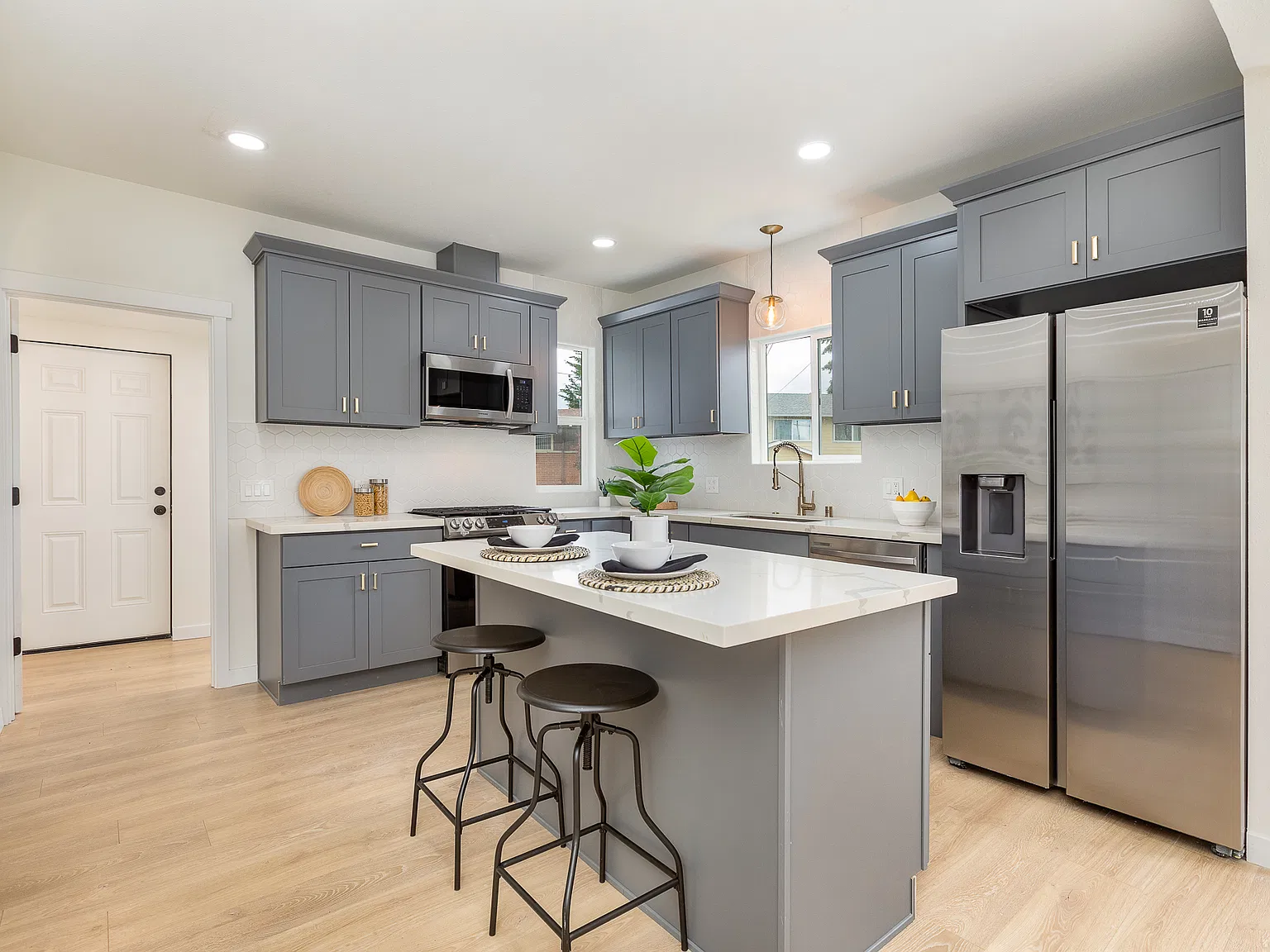 2 bed, 930 sqft, $3,500 — Photo 2