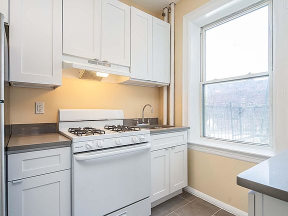 3rd image of 76 Romaine Ave APT 4F