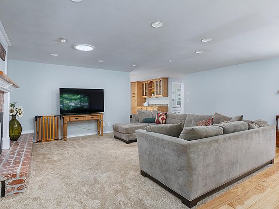 3rd image of 5925 Balboa Ave