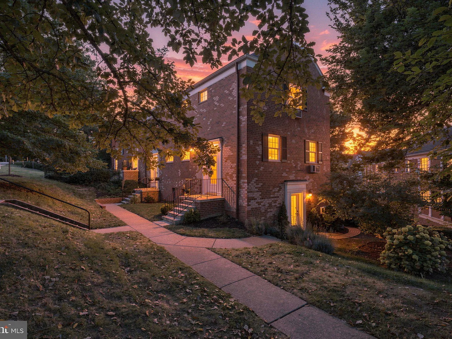 2 bed, 1.5 bath, 930 sqft, $2,850 — Photo 3