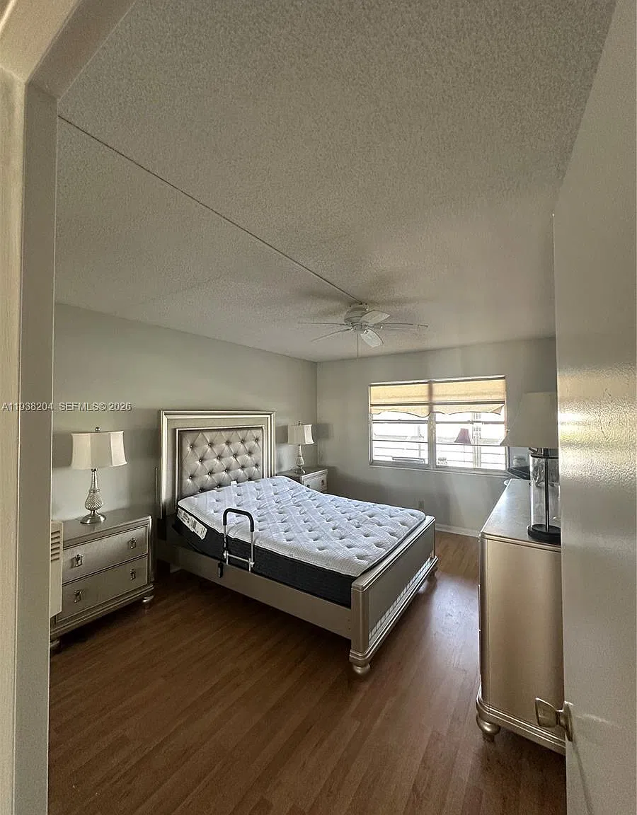 2 bed, 1.5 bath, 861 sqft, $1,800 — Photo 4