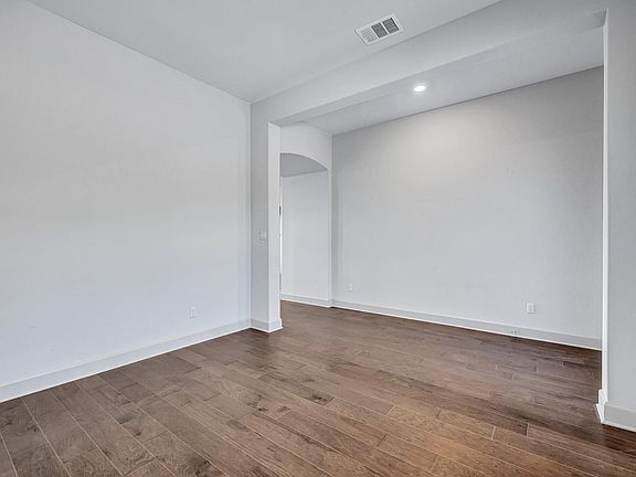 5th image of 101 S Creek Cir