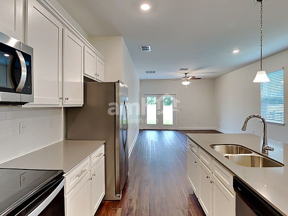 3rd image of 1129 Walden Pond Dr