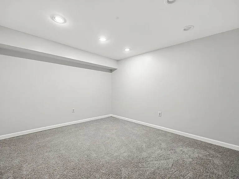 3033 Jamestown Dr — Photo 31