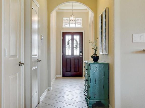 2nd image of 1713 Medina Ln