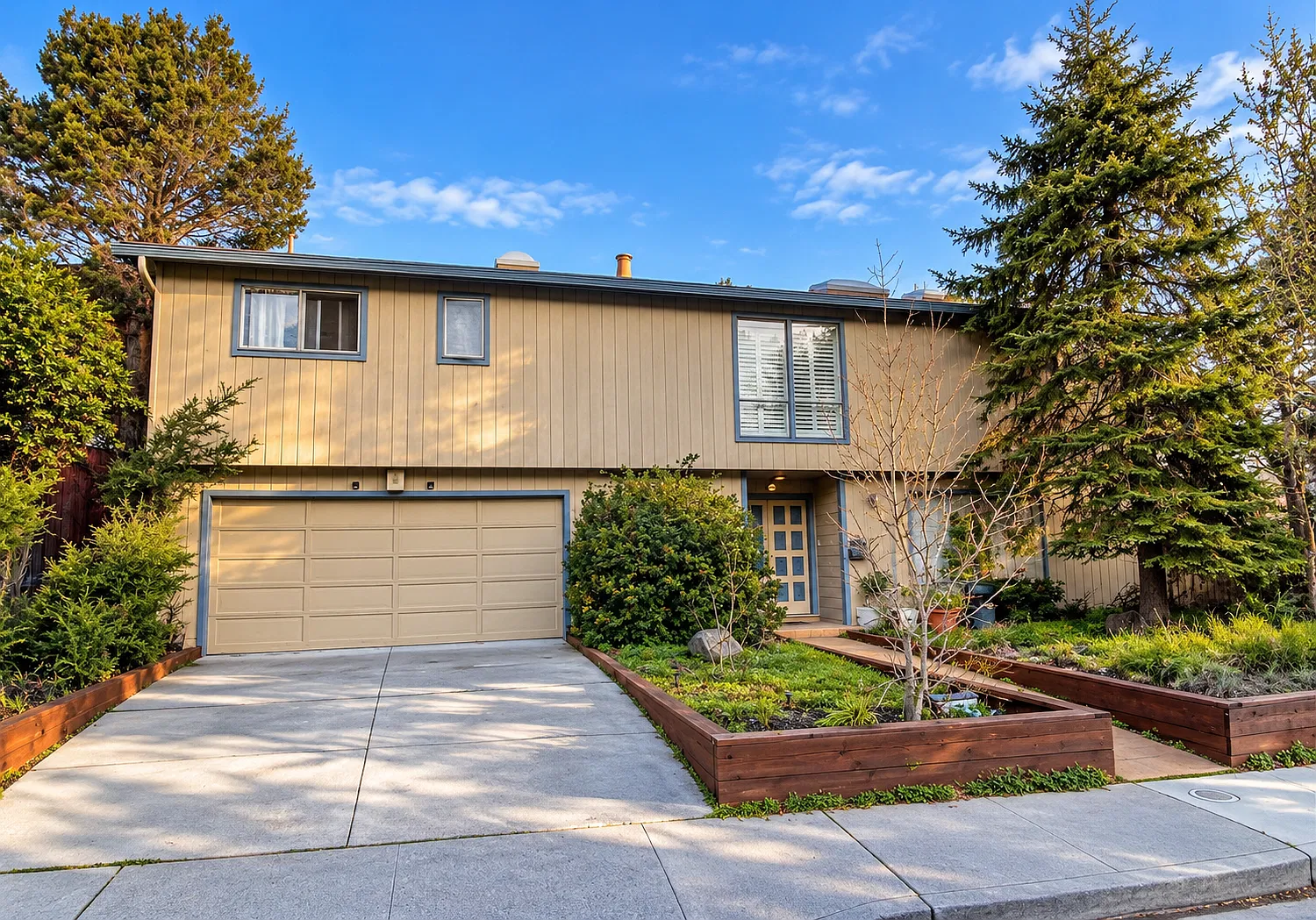 4 bed, 3.5 bath, 2570 sqft, $6,088 — Photo 1