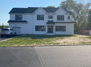 11 Foxboro Rd, Hampton Bays, NY 11946