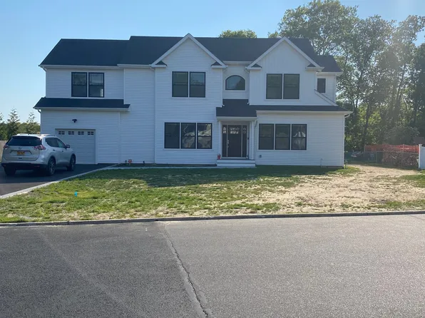 11 Foxboro Rd, Hampton Bays, NY 11946