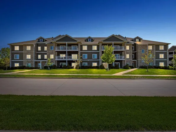 2863 Spring Rose Cir APT 303, Coralville, IA 52241