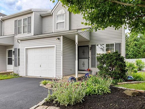 3rd image of 309 Parklawn Ct