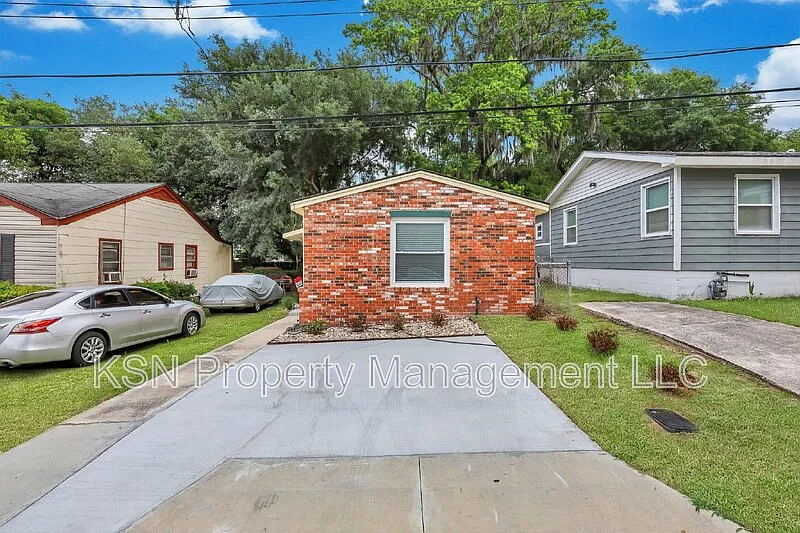 2 bed, 1.0 bath, 892 sqft, $1,690 — Photo 4