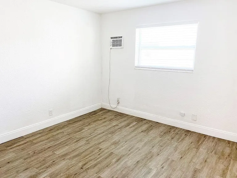 240 SW 8th St #3 — Photo 8