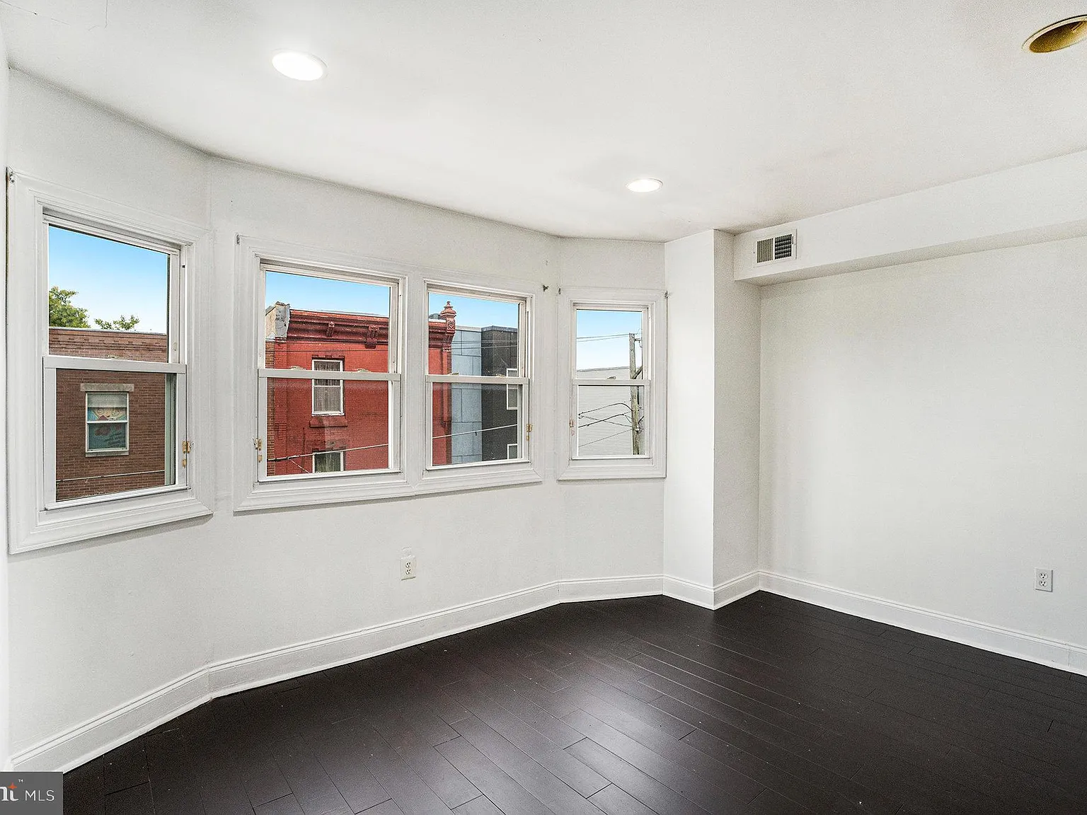 3 bed, 1.0 bath, 950 sqft, $1,800 — Photo 2