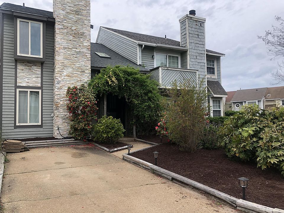 Front of townhome.